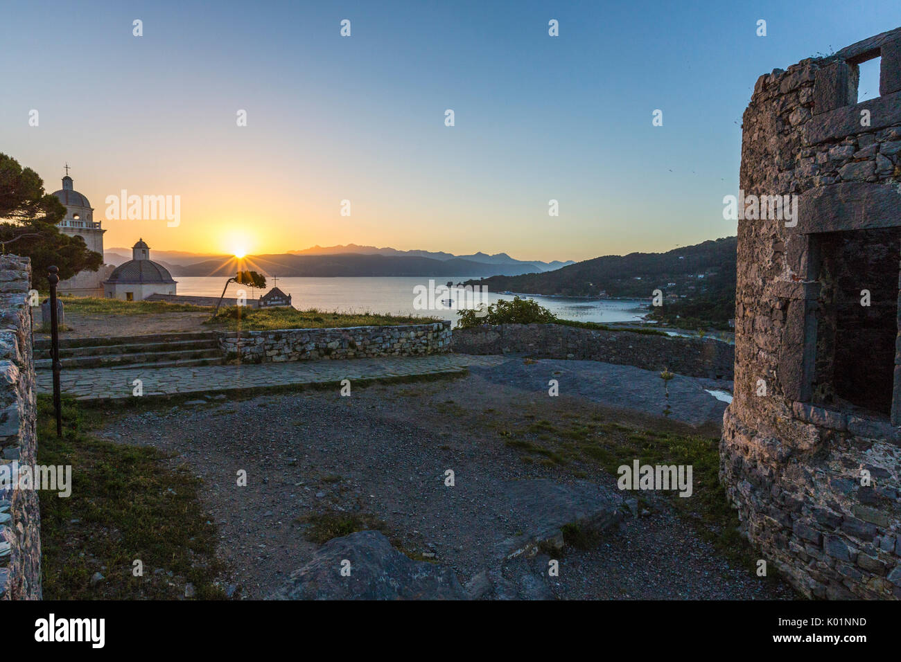 Sonnenaufgang auf den alten Ruinen und Kirche thront auf der Landzunge Portovenere Provinz von La Spezia Ligurien Italien Europa Stockfoto