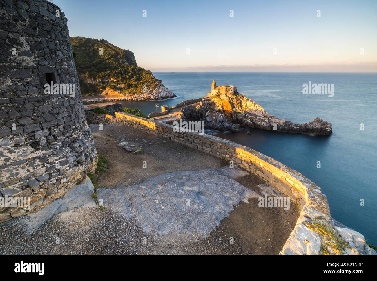 Sonnenaufgang auf der alten Burg und Kirche thront auf der Landzunge Portovenere Provinz von La Spezia Ligurien Italien Europa Stockfoto