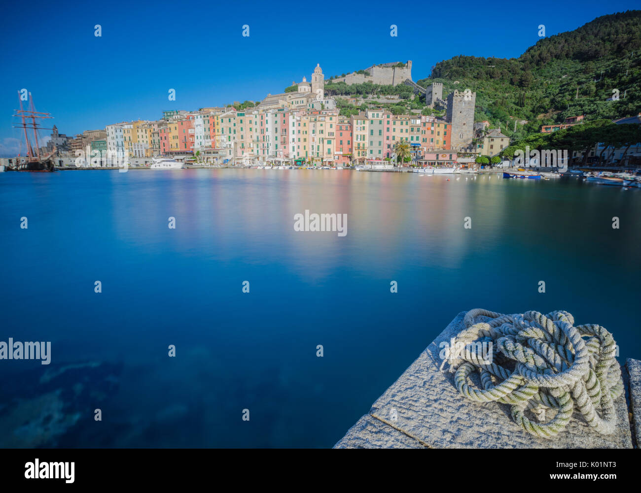 Blick auf blaue Meer um die bunten Dorf in der Dämmerung Portovenere der Provinz von La Spezia in Ligurien Italien Europa Stockfoto