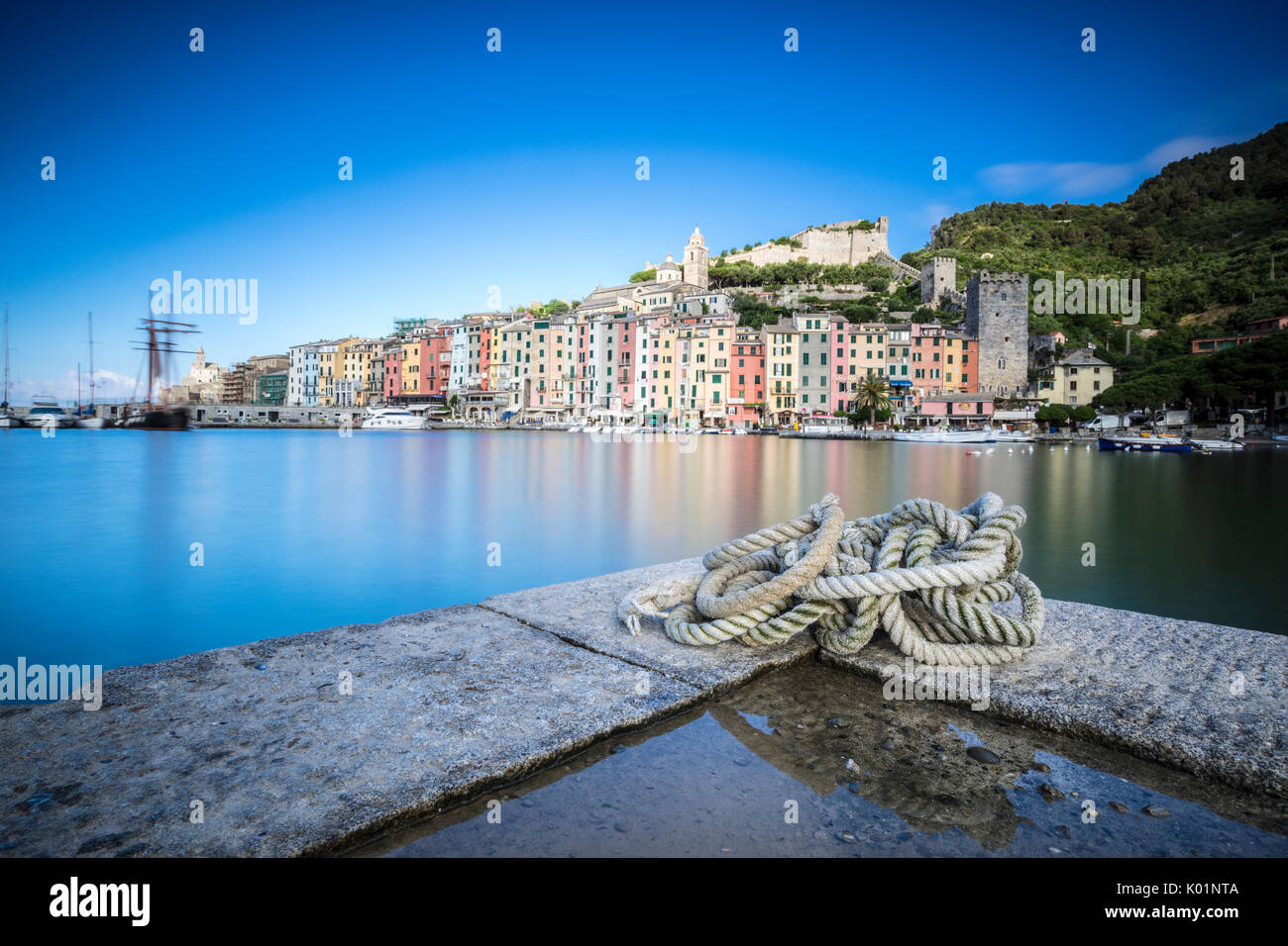 Das blaue Meer in der Abenddämmerung rahmt die typischen bunten Häusern von Portovenere La Spezia Provinz Ligurien Italien Europa Stockfoto