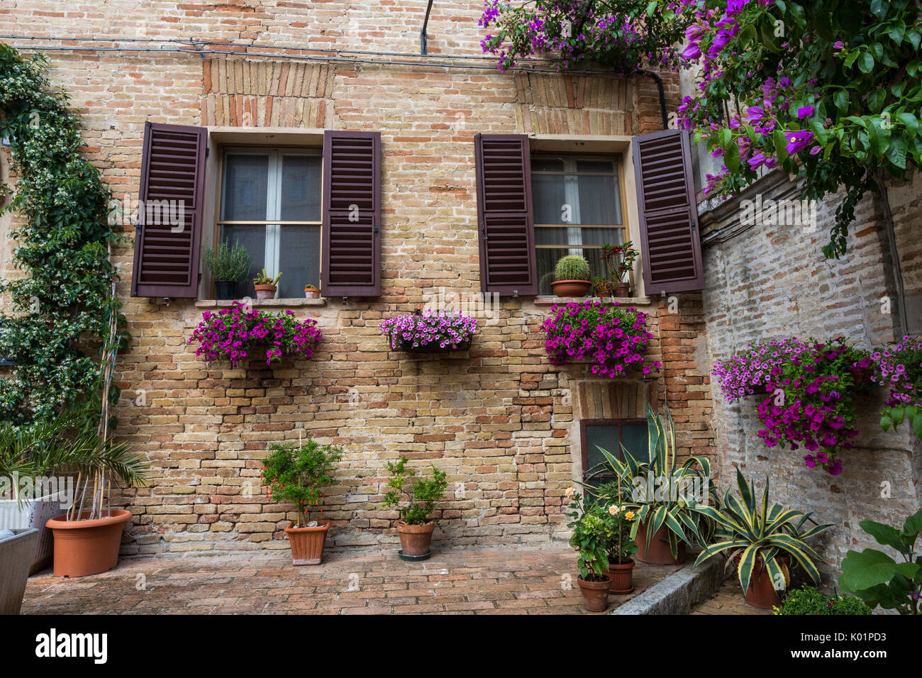 Details und typische Architektur der Häuser der Altstadt von Corinaldo Provinz von Ancona Marche Italien Europa Stockfoto