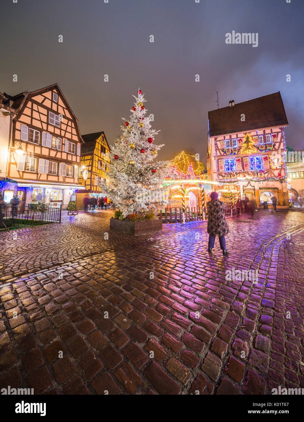 Typische Häuser, angereichert mit Weihnachtsschmuck und Lichter in der Abenddämmerung Abteilung in Colmar, Haut-Rhin Elsass Frankreich Europa Stockfoto