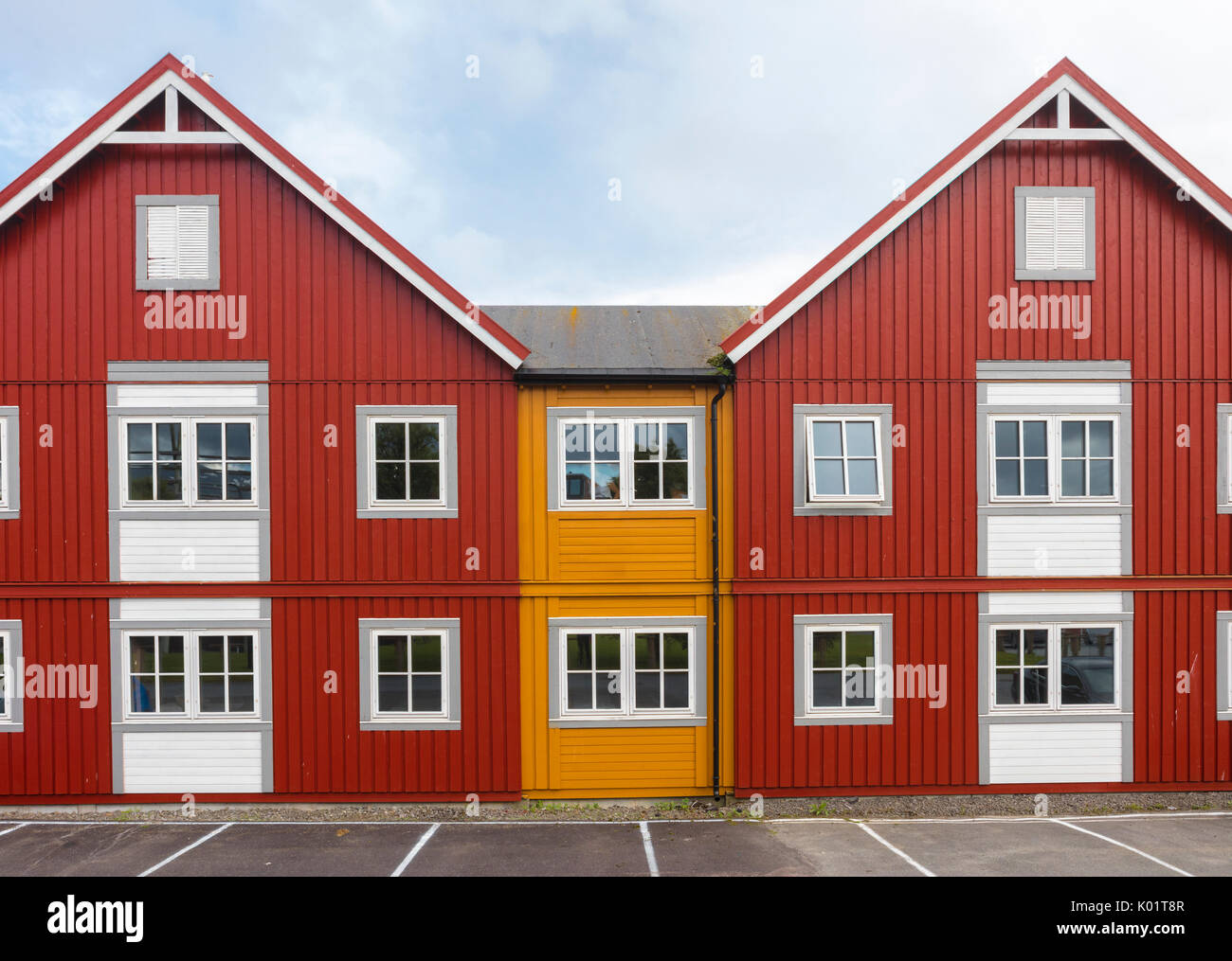 Details der Fassaden und Fenster von typischen Holzhäusern der Fischer in Svolvaer Vagan Lofoten Inseln Norwegen Europa Stockfoto