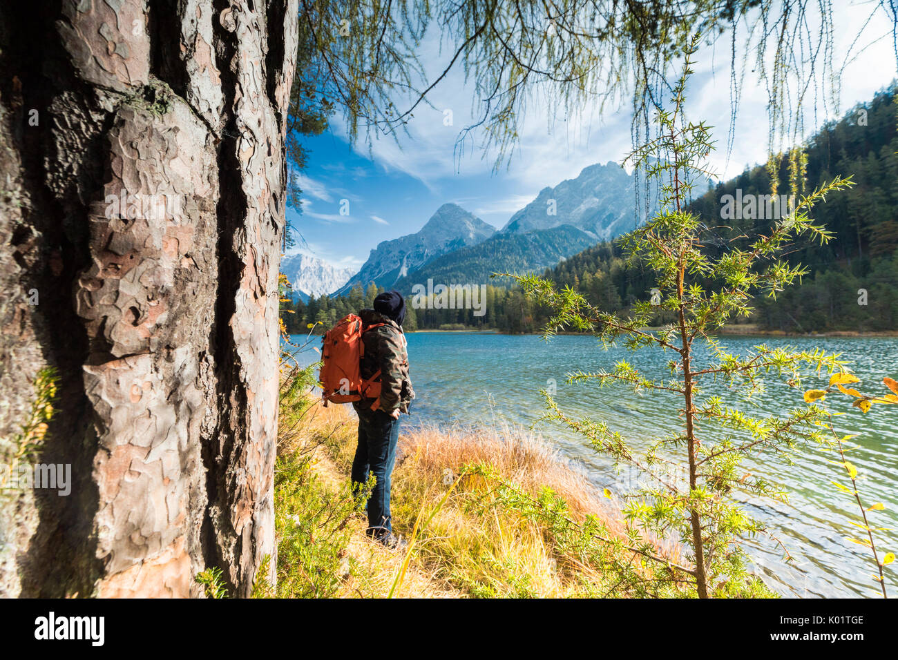 Wanderer am Ufer des Weissensee mit den Alpen im Hintergrund Biberwier-Kärnten-Tirol-Österreich-Europa Stockfoto