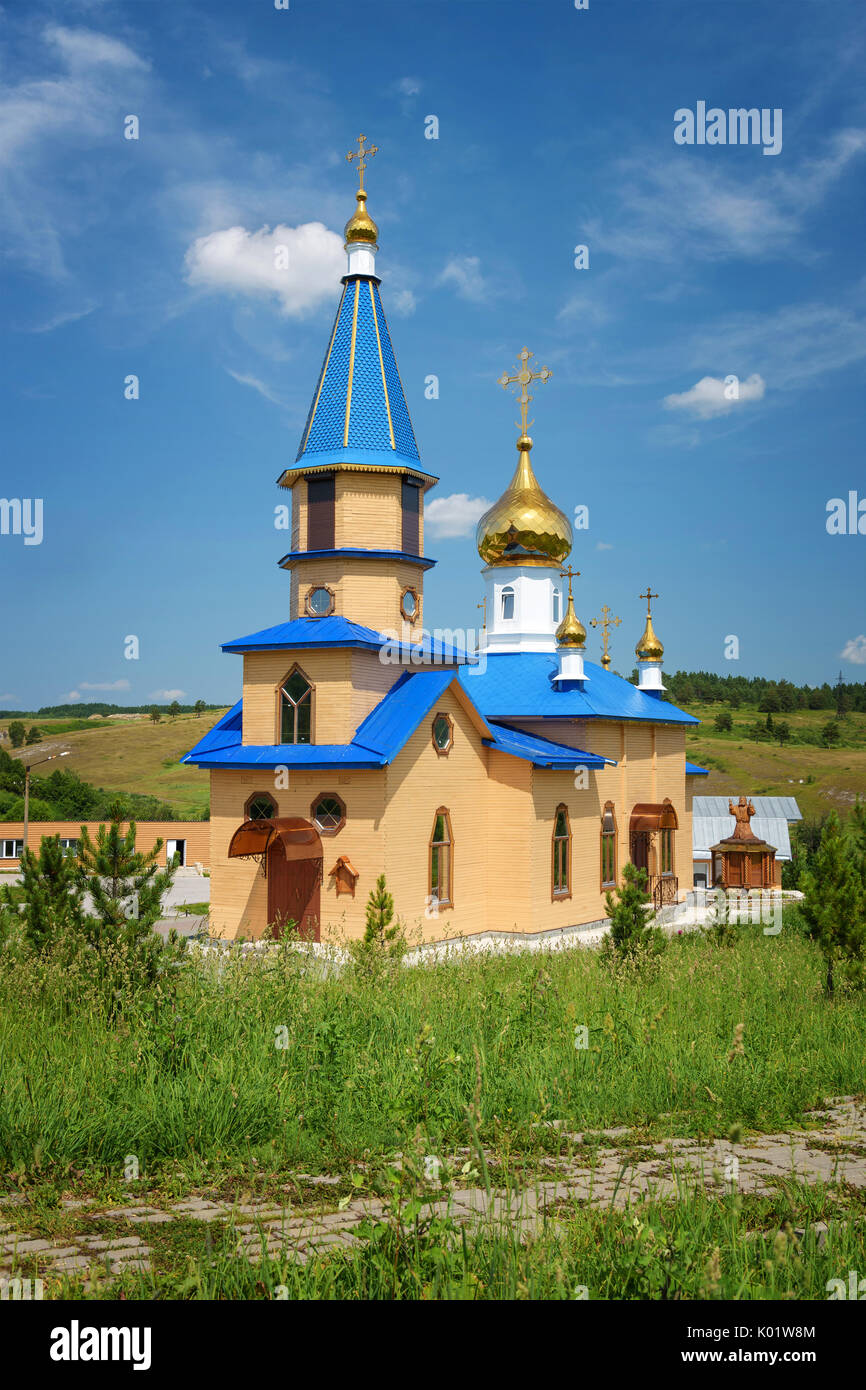 Ausblick auf den kleinen ländlichen orthodoxe Kapelle mit goldenen Kuppel bei Sonne Sommer Tag Stockfoto