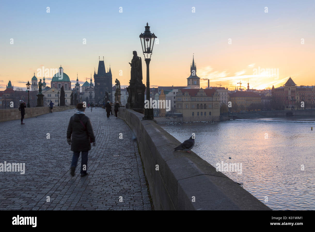 Menschen auf die historische Karlsbrücke auf Moldau (Moldawien) im Morgengrauen Prag Tschechische Republik Europa Stockfoto