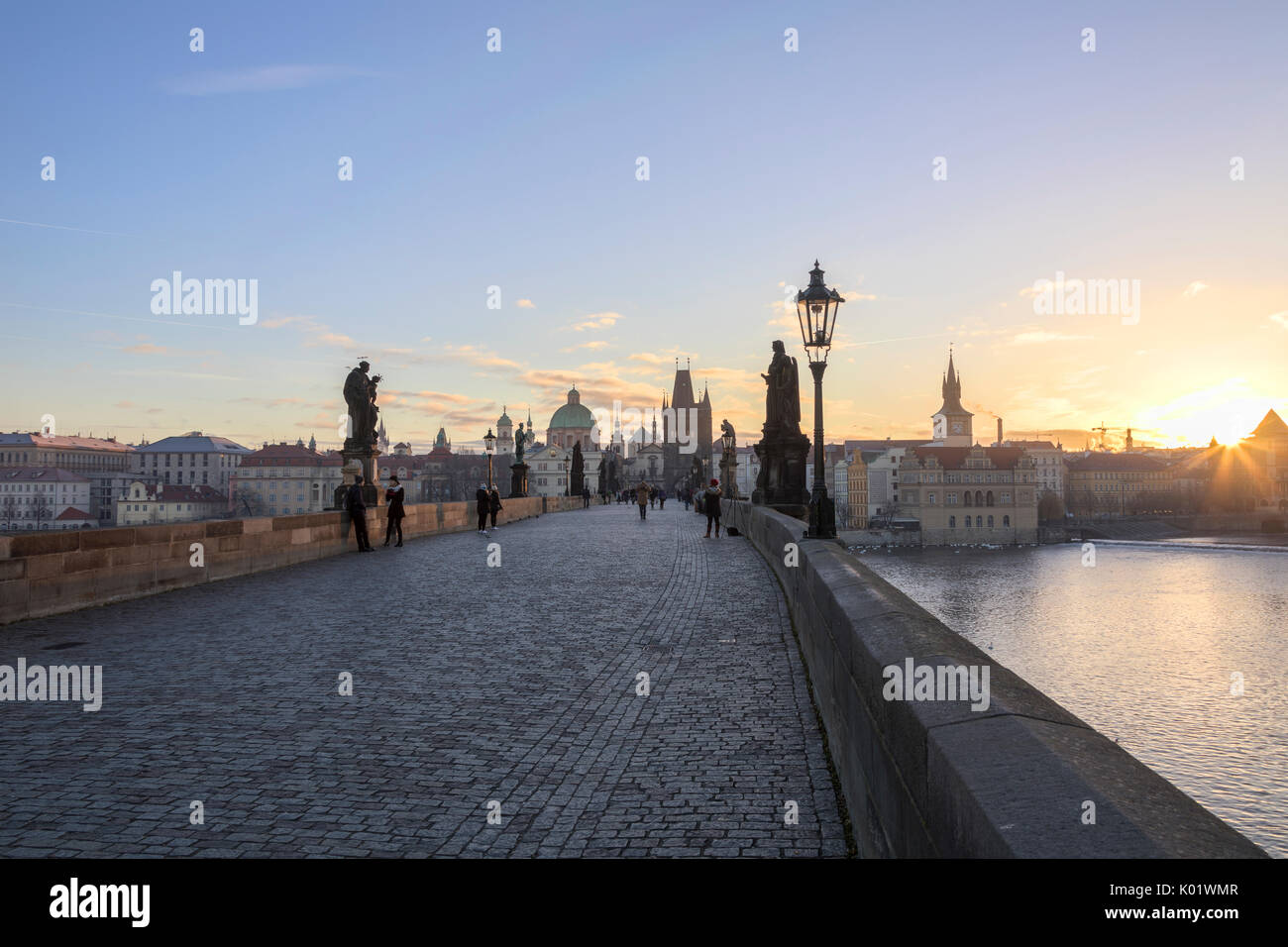 Menschen auf die historische Karlsbrücke auf Moldau (Moldawien) im Morgengrauen Prag Tschechische Republik Europa Stockfoto