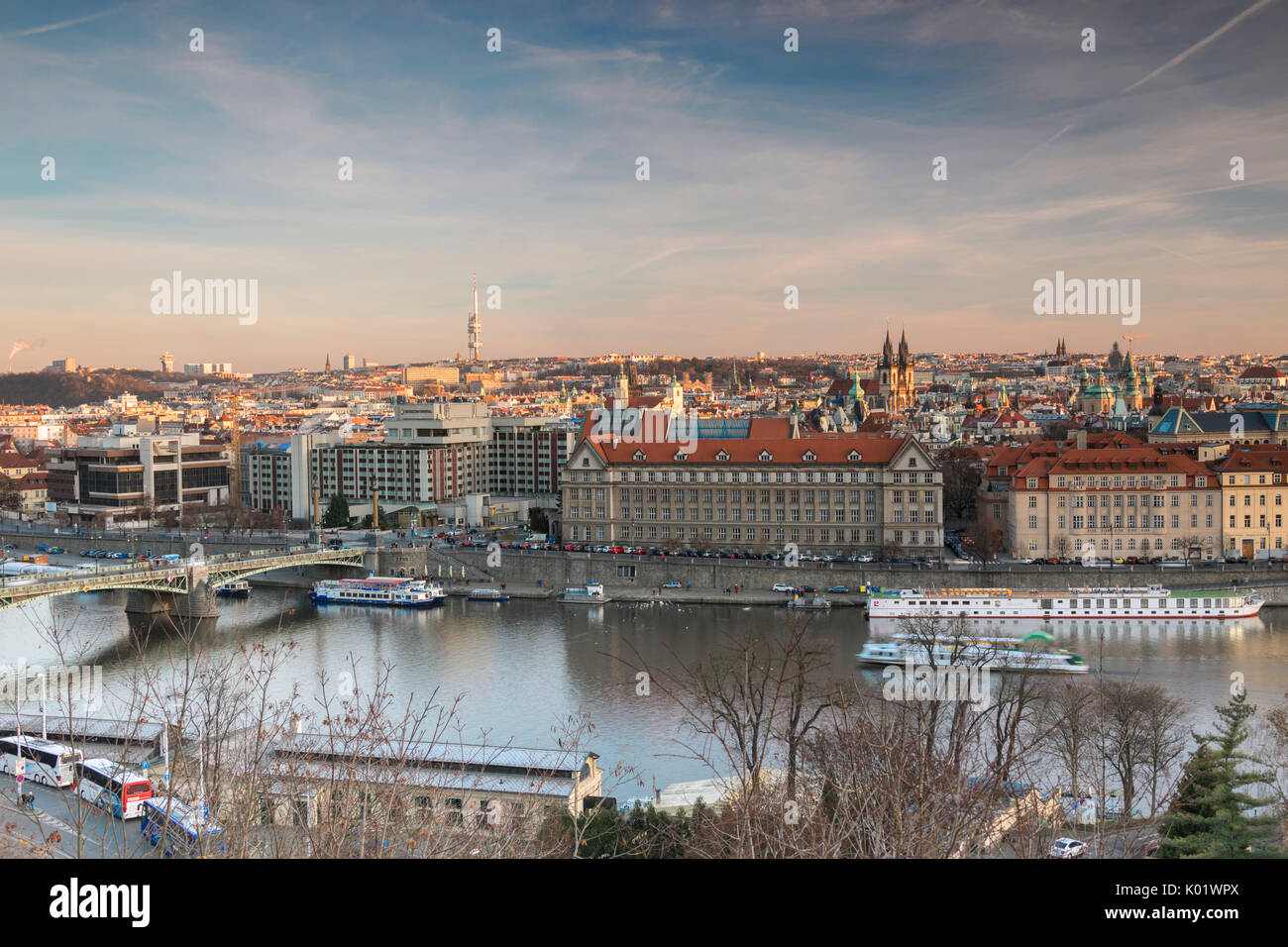 Sonnenuntergang auf der historischen Brücken und Gebäuden reflektiert auf Vltava (Moldau) Prag Tschechische Republik Europa Stockfoto