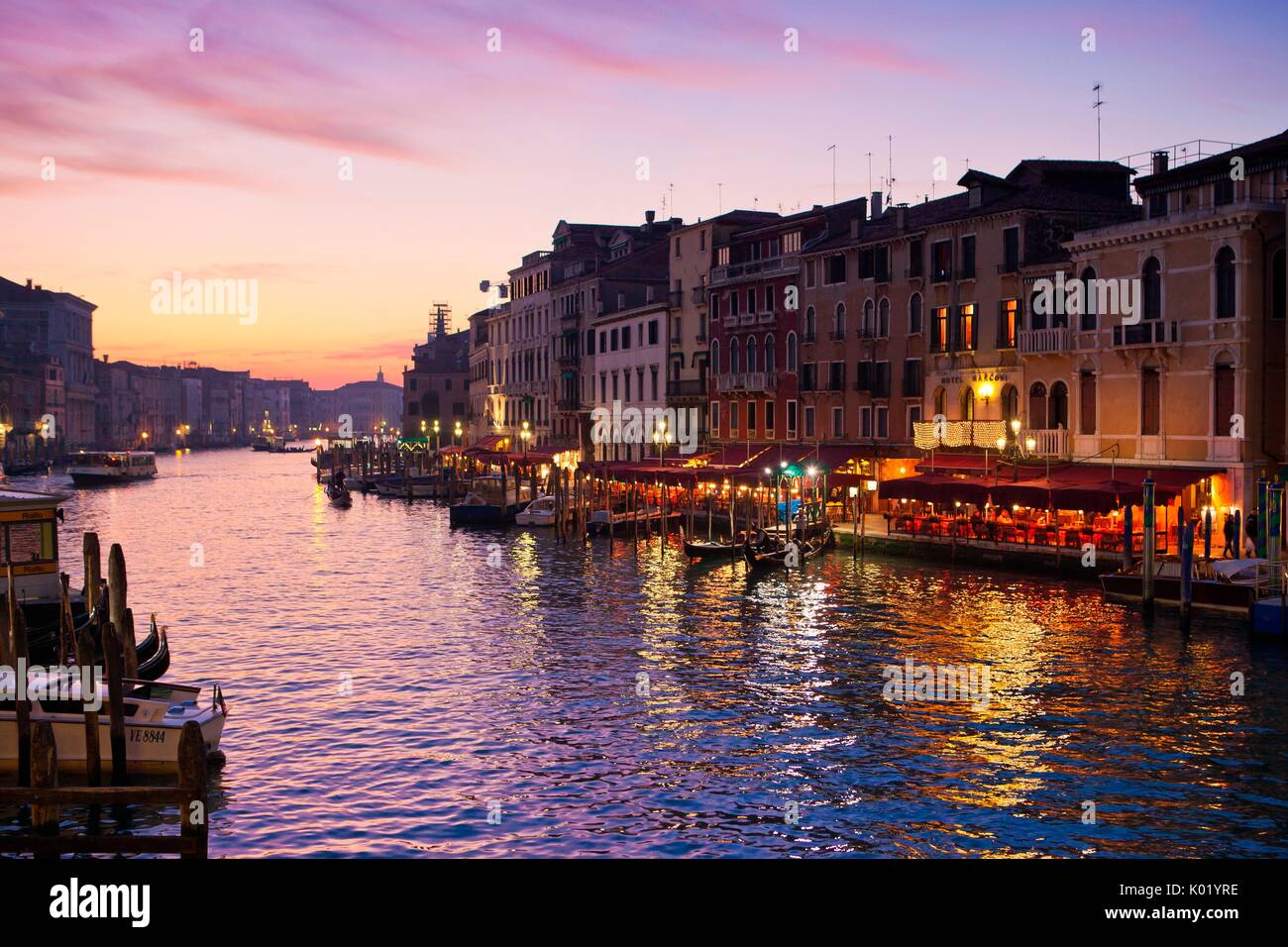 Sonnenuntergang auf Restaurants entlang des Canal Grande in Venedig. Venetien Italien Europa Stockfoto