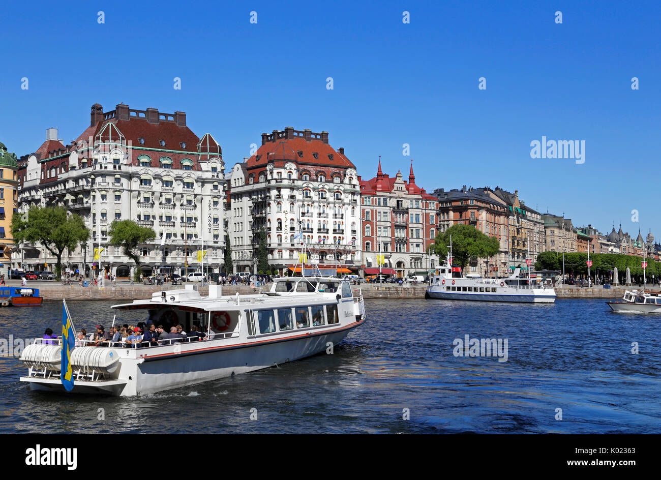 Blick auf strandvägen mit Hotel Esplanade und Diplomat hinter dem Boot. in Stockholm, Schweden. Stockfoto