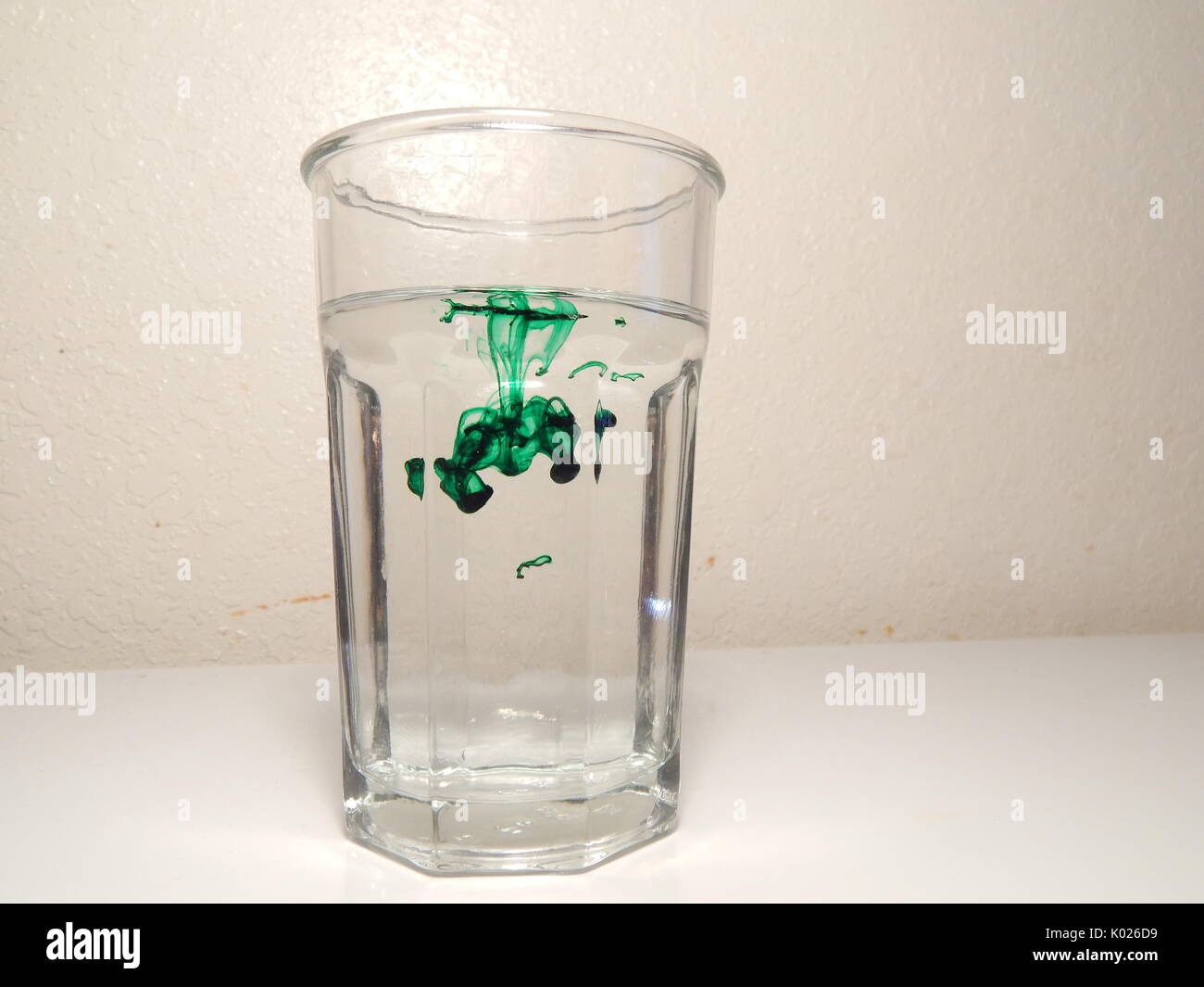 Lebensmittelfarbe Wasser experiment Stockfoto