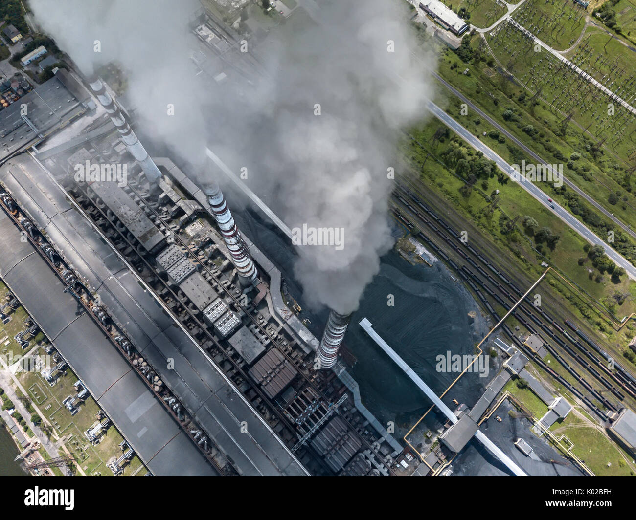 Power Station mit dampfenden Schornsteine Stockfoto