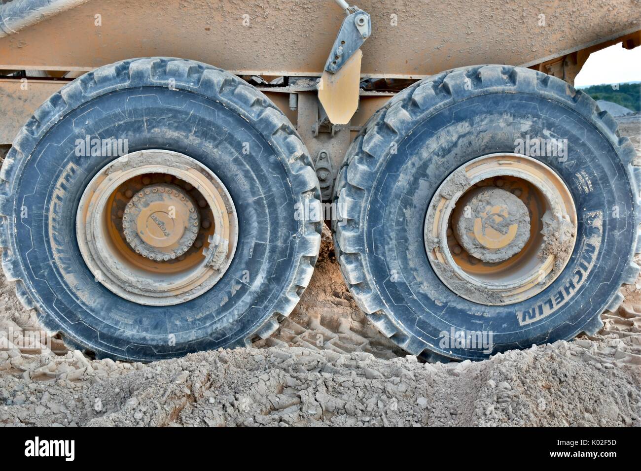 Große Reifen Michelin Schlamm auf einem Volvo Muldenkipper Stockfoto