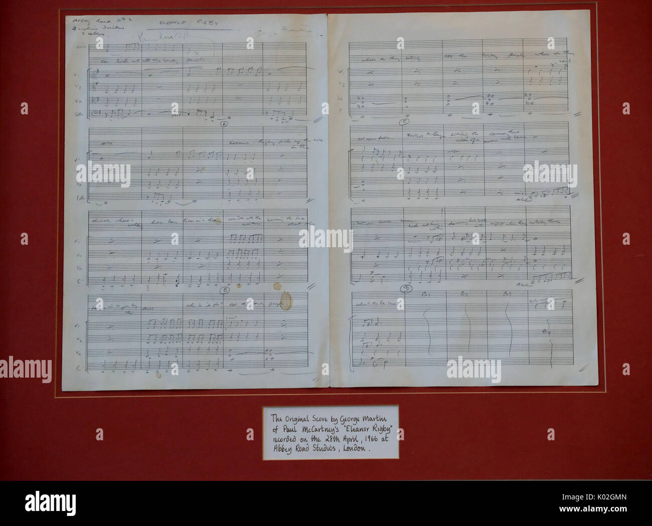 Die handschriftliche Partitur für das Lied der Beatles Eleanor Rigby, signiert von George Martin und Paul McCartney, auf Anzeige an Omega Auktionen in Warrington, wo es verkauft zu werden. Stockfoto