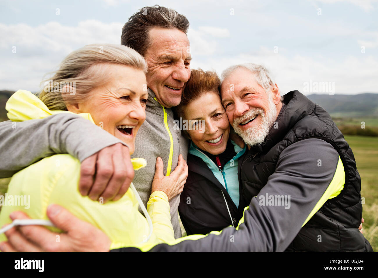 Gruppe von senior Läufer Natur, Ruhe und umarmt. Stockfoto