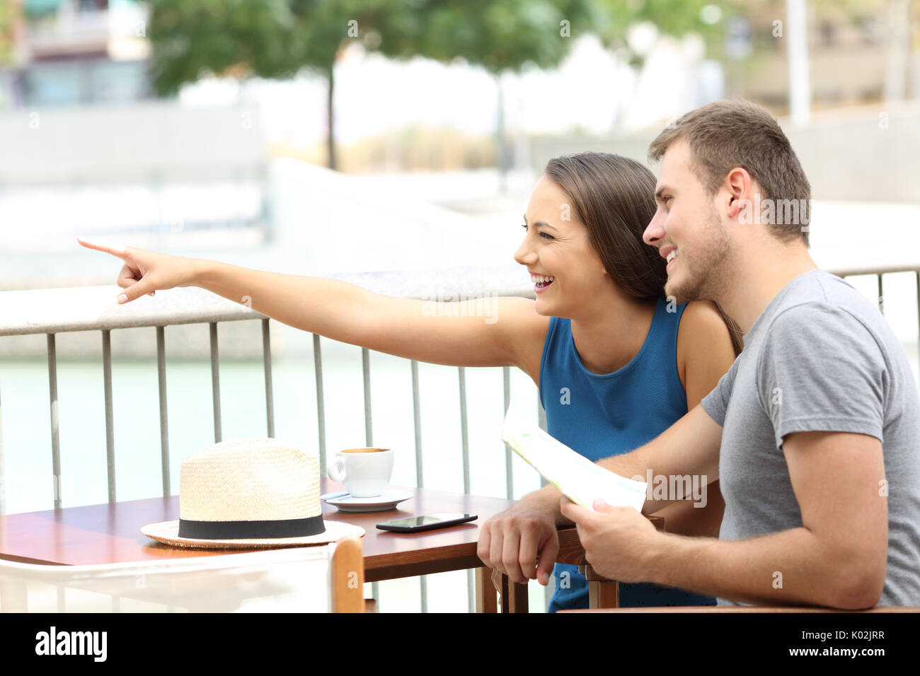 Paar ot Touristen nach Standorten in einem Café sitzen Stockfoto