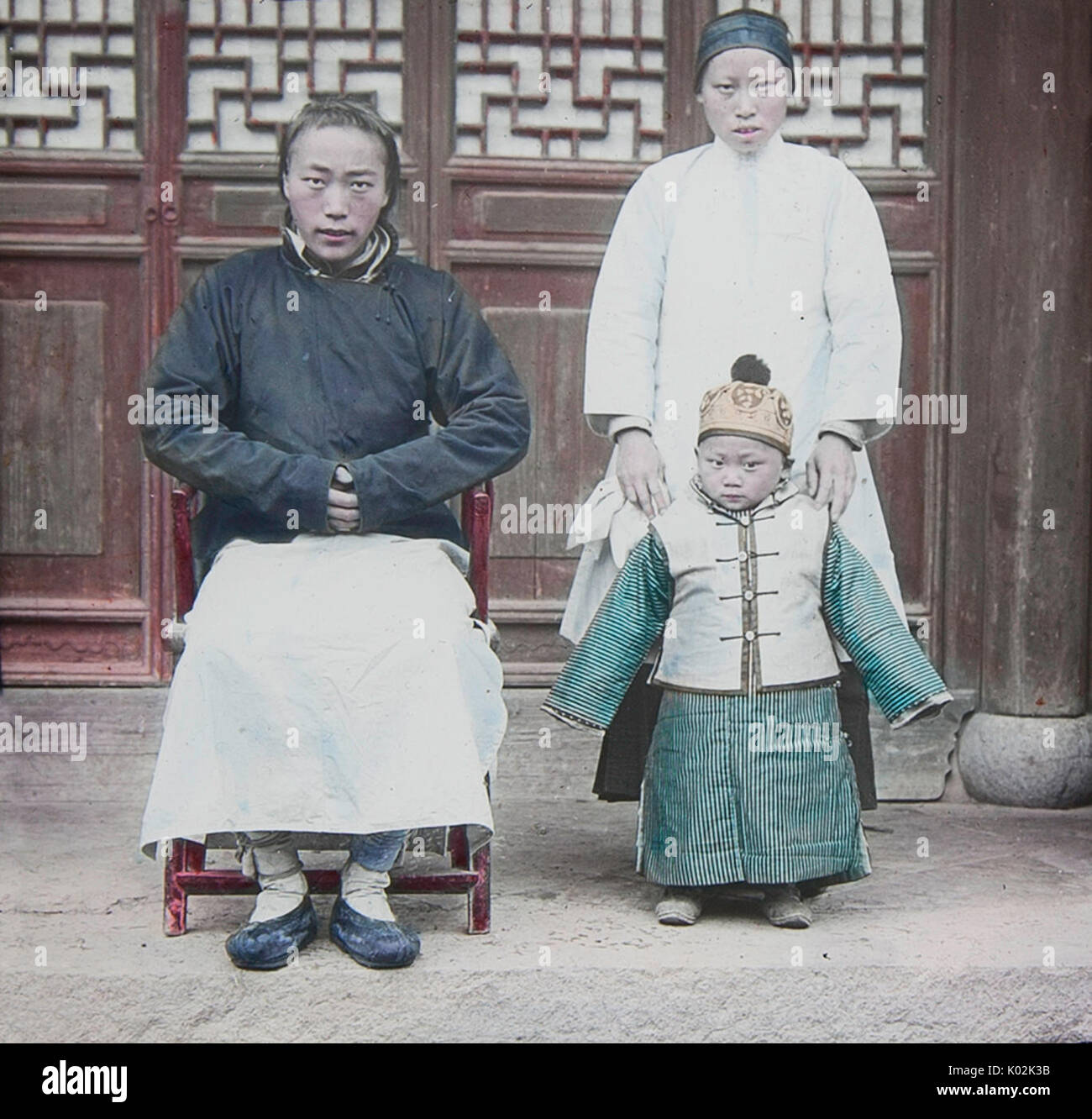 China, Gruppenfoto im Innenhof (Familie), handkolorierte magische Laterne Folie, c 1870s - 1880s Stockfoto