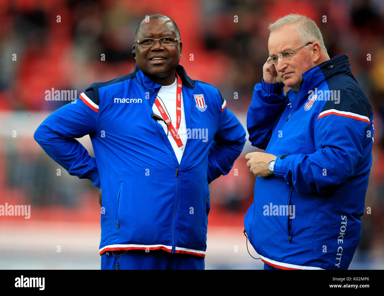 Stoke City Akademie Arzt Paul Unyolo (links) und Erstlingsmannschaft Arzt Andrew Dent Stockfoto