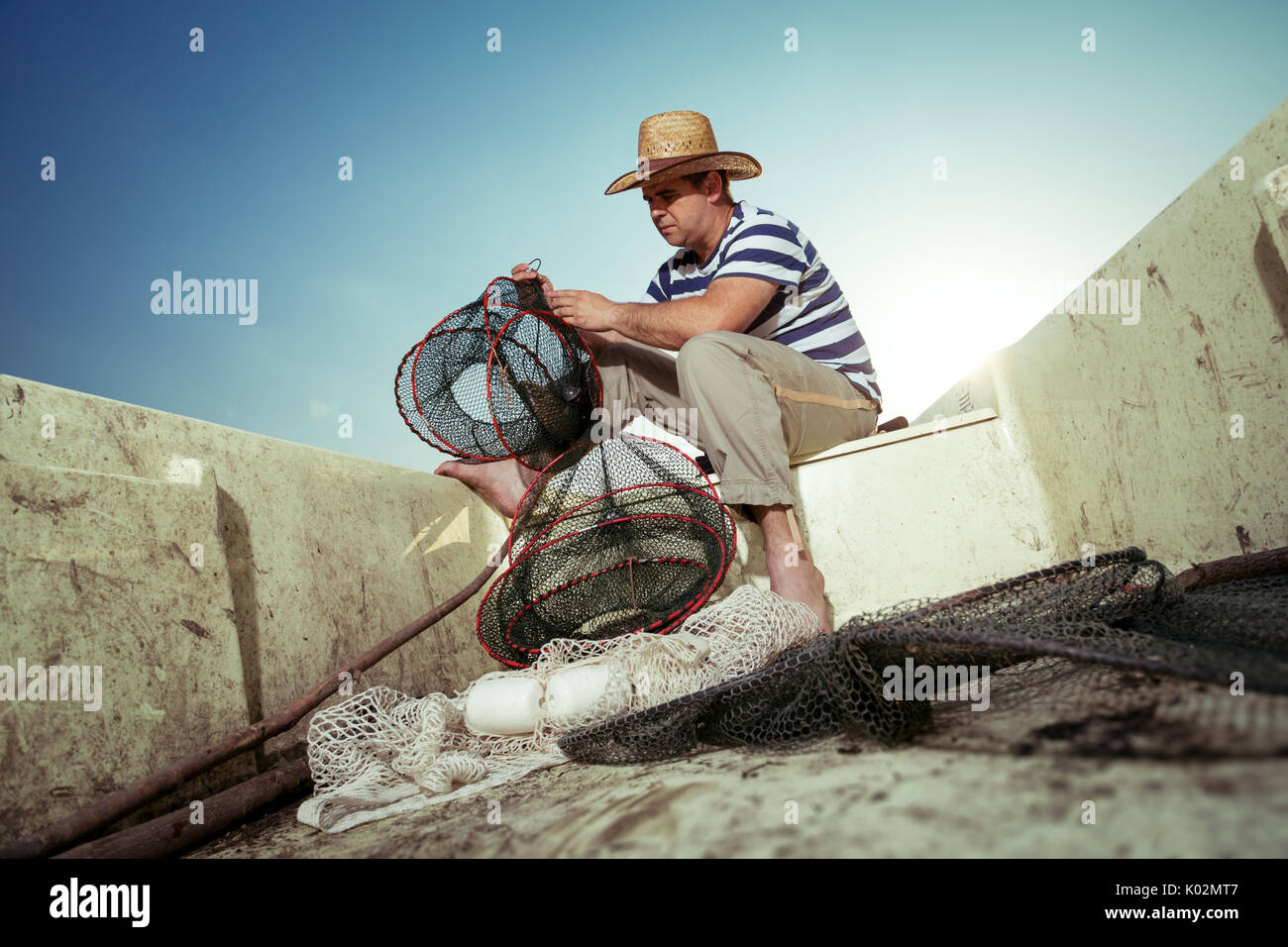 Angler Angeln im Boot Stockfoto