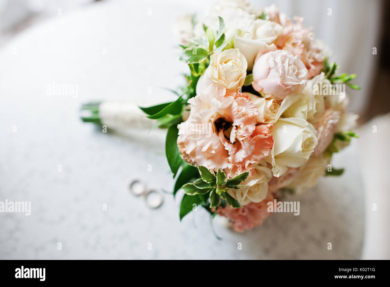 Nahaufnahme einer Wedding Bouquet und Ringe Festlegung auf den Tisch. Stockfoto