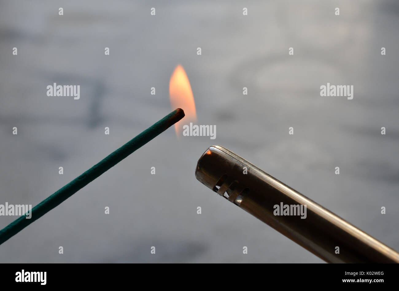 Räucherstäbchen Leuchten mit einer Flamme von einer helleren Stockfoto