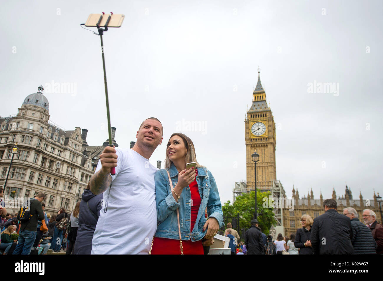 Ein paar Nehmen ein selfie in Parliament Square, London, wo Zuschauer wie Big Ben's Bongs versammelt haben sich zum letzten Mal vor der Renovierungsarbeiten beginnen. Stockfoto