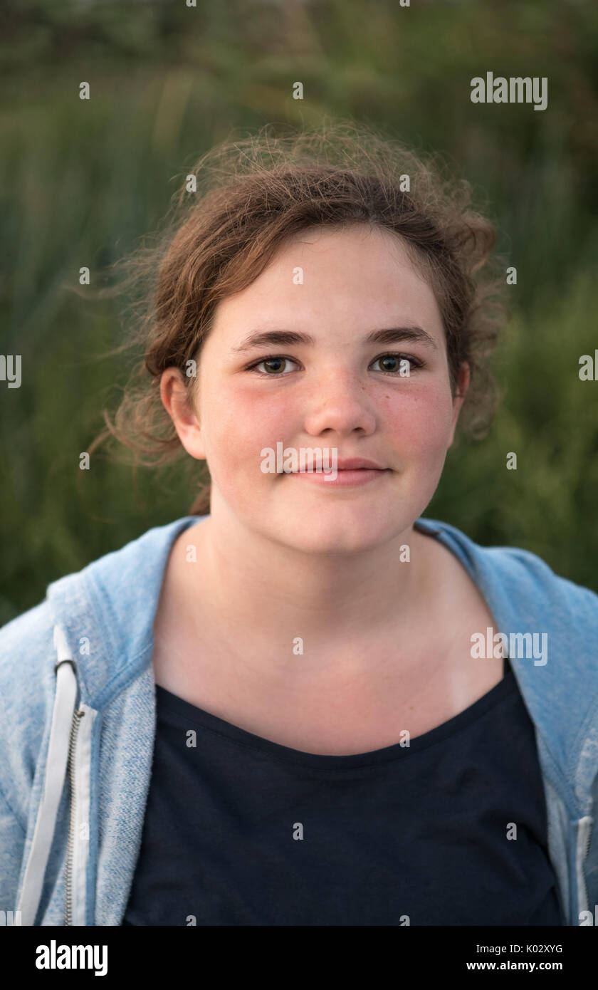 Porträt eines 12 Jahre alten Mädchen mit braunem Haar an Kamera suchen Stockfoto