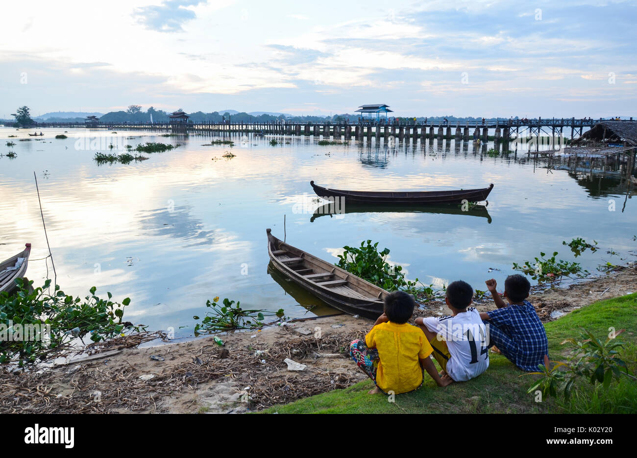 Die einheimischen an U-Bein Brücke von Mandalay, Myanmar Stockfoto