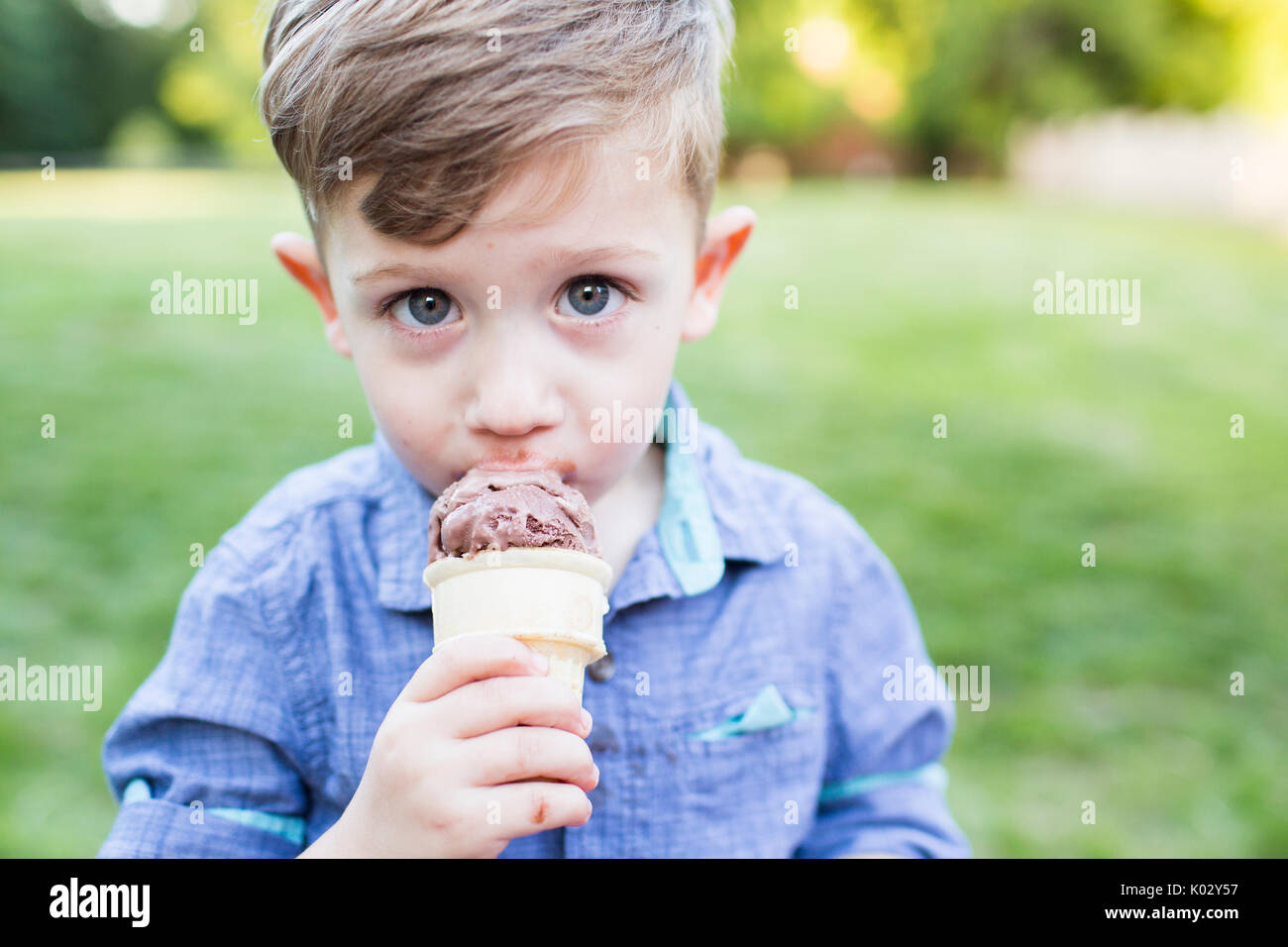Portrait cute Vorschule junge Eis essen Kegel Stockfoto