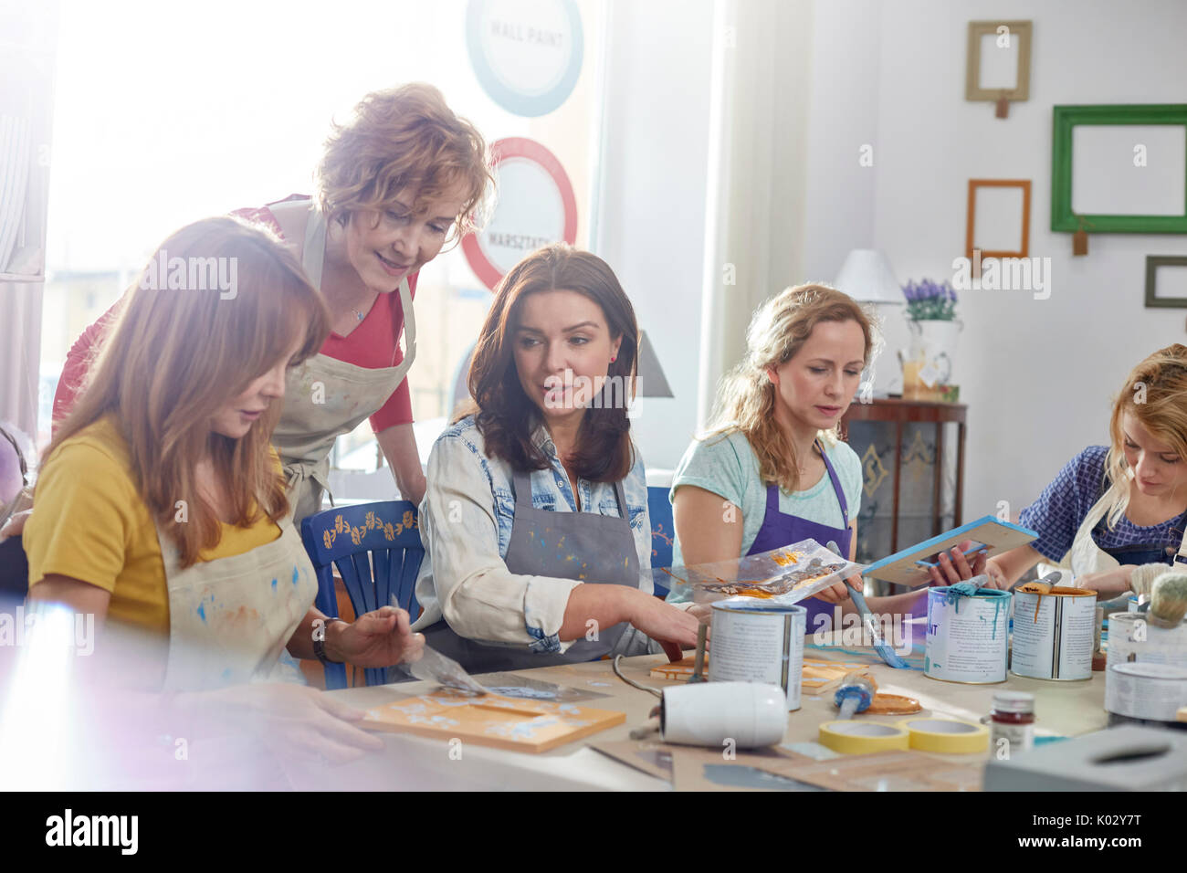 Weibliche Künstler Malerei im Kunstunterricht workshop Stockfoto