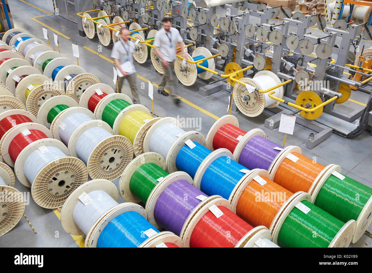 Erhöhte Ansicht multicolor Spulen in Fiber Optik Factory Stockfoto