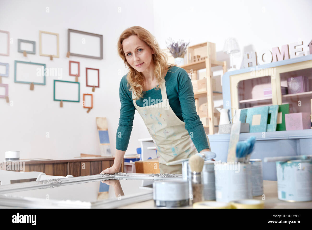 Portrait zuversichtlich Künstlerin Malerei Spiegel in art studio Stockfoto