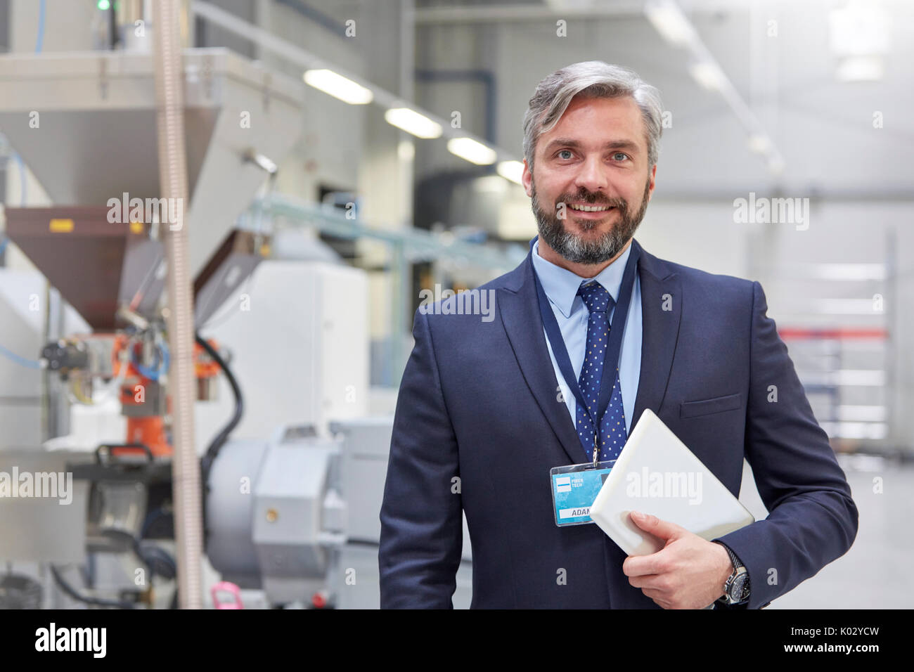 Porträt Lächeln, zuversichtlich Geschäftsmann mit digitalen Tablet in der Faseroptik Factory Stockfoto Porträt Lächeln, zuversichtlich Geschäftsmann mit digitalen Tablet in der Faseroptik Factory Stockfoto