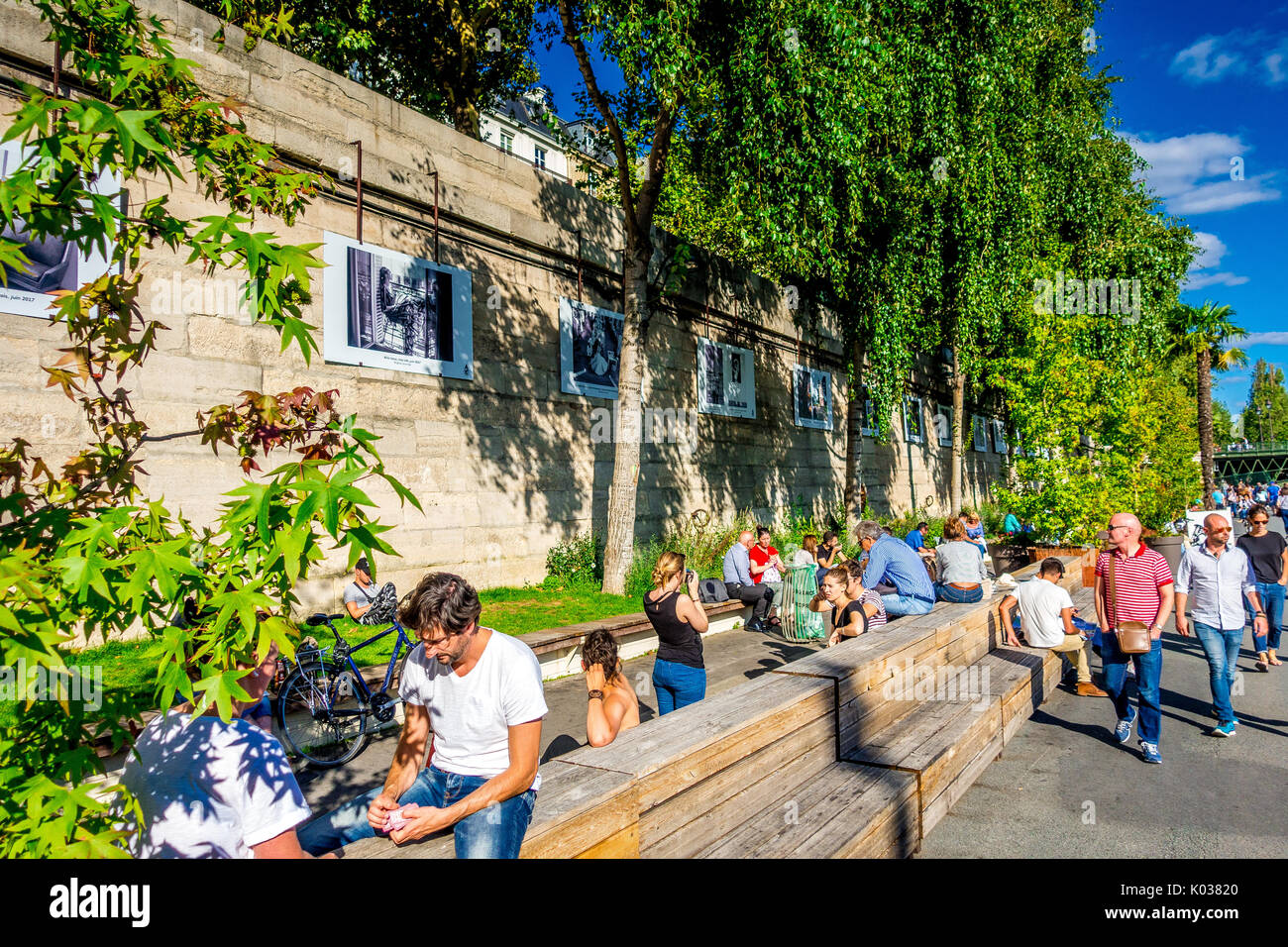 Massen von Menschen genießen Sie einen Sommer Tag während der Paris Plages Stockfoto