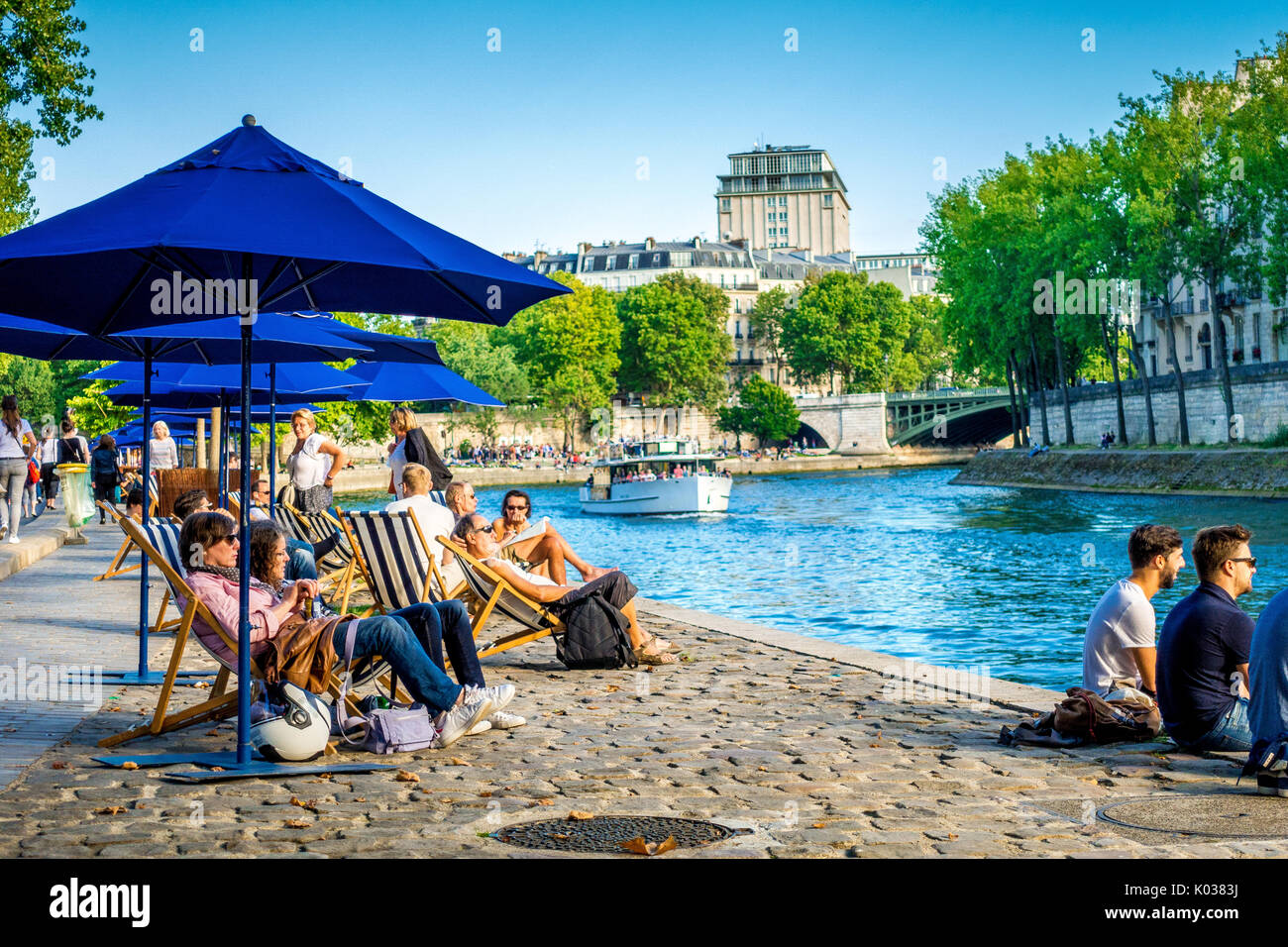 Massen von Menschen genießen Sie einen Sommer Tag während der Paris Plages Stockfoto