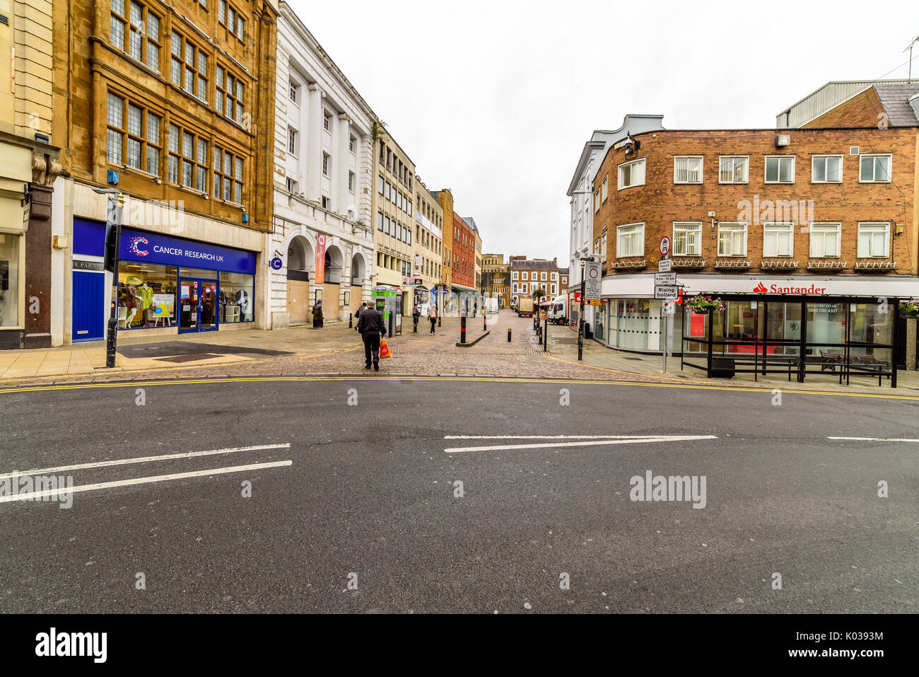 Northampton, Großbritannien - 09.August 2017: Bewölkt regnerischen Tag Blick von Northampton Town Center Straßen. Stockfoto