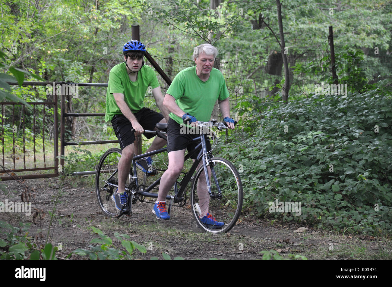 Vater und Sohn auf Tandem Mountain Hybrid Mountainbike Radfahren auf der Western Reserve Greenway Trail in Ashtabula County, Ohio Stockfoto