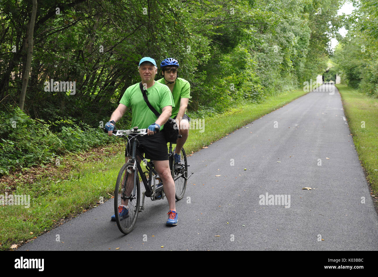 Vater und Sohn mit Behinderung starten Sie eine Fahrt mit der Western Reserve Greenway Trail in Ashtabula County, Ohio Stockfoto