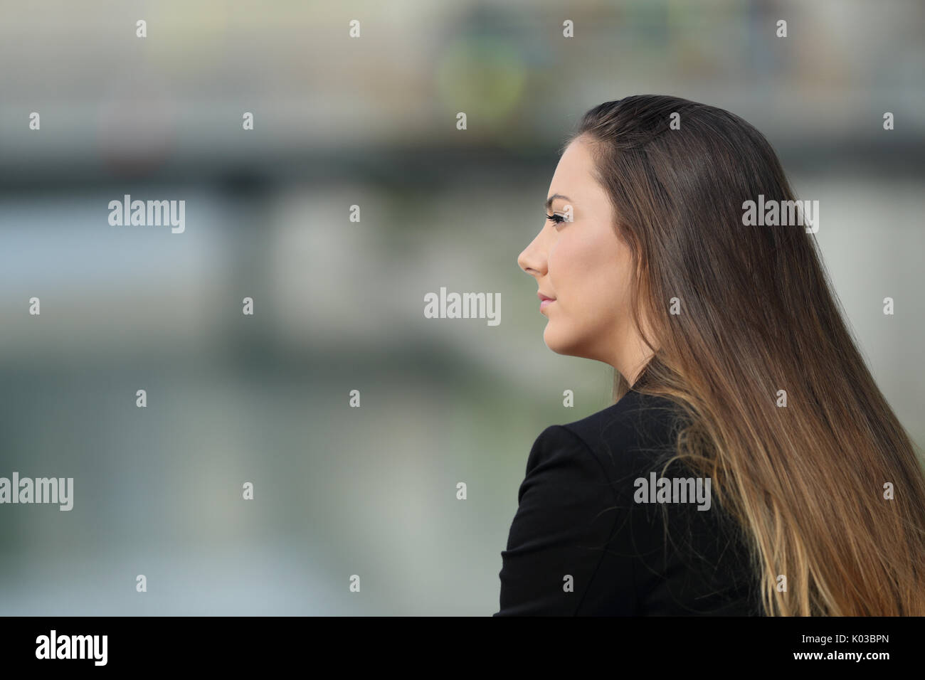 Porträt einer ernsten nachdenklichen Executive an der Seite im Freien suchen Stockfoto