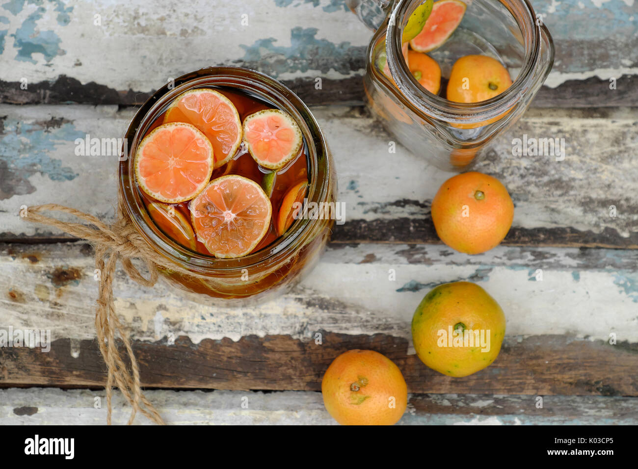 Organische Medizin Husten zu beheben, rosa Zitrone in Scheiben geschnitten mit Honig und Zucker candy für eine lange Zeit genießen Sie Natur Medizin im Gesundheitswesen leisten können, eine beliebte Stockfoto