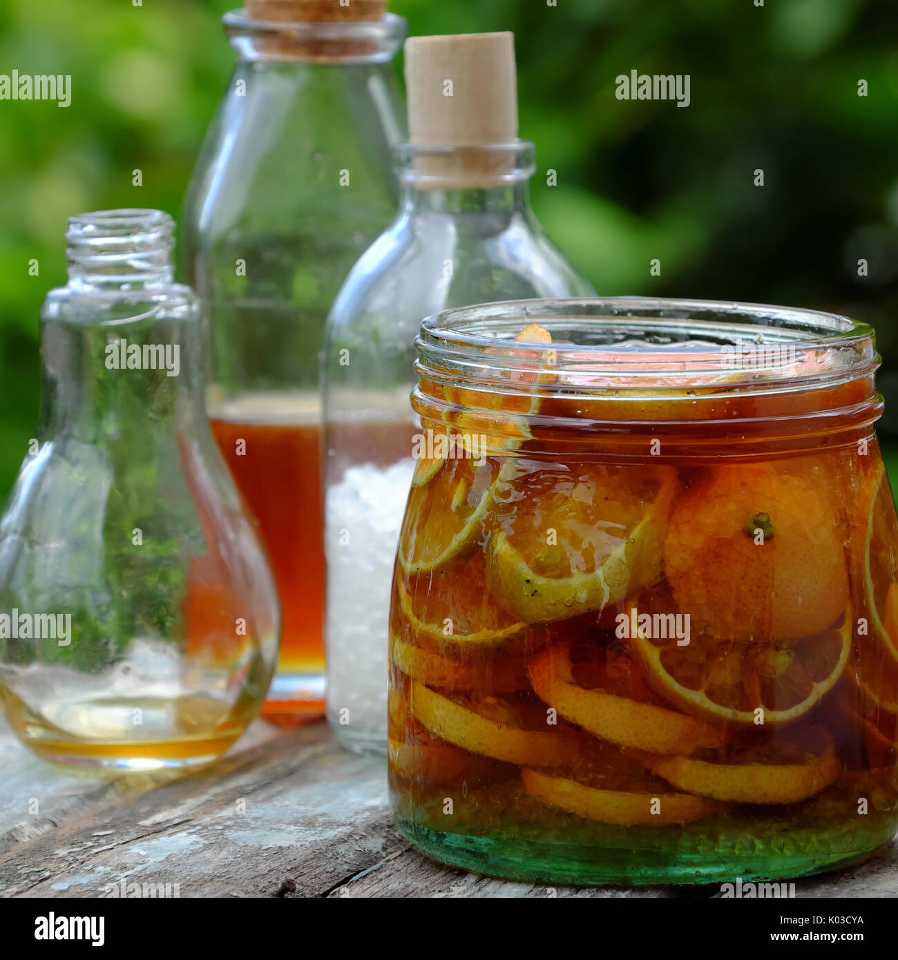 Organische Medizin Husten zu beheben, rosa Zitrone in Scheiben geschnitten mit Honig und Zucker candy für eine lange Zeit genießen Sie Natur Medizin im Gesundheitswesen machen können Stockfoto
