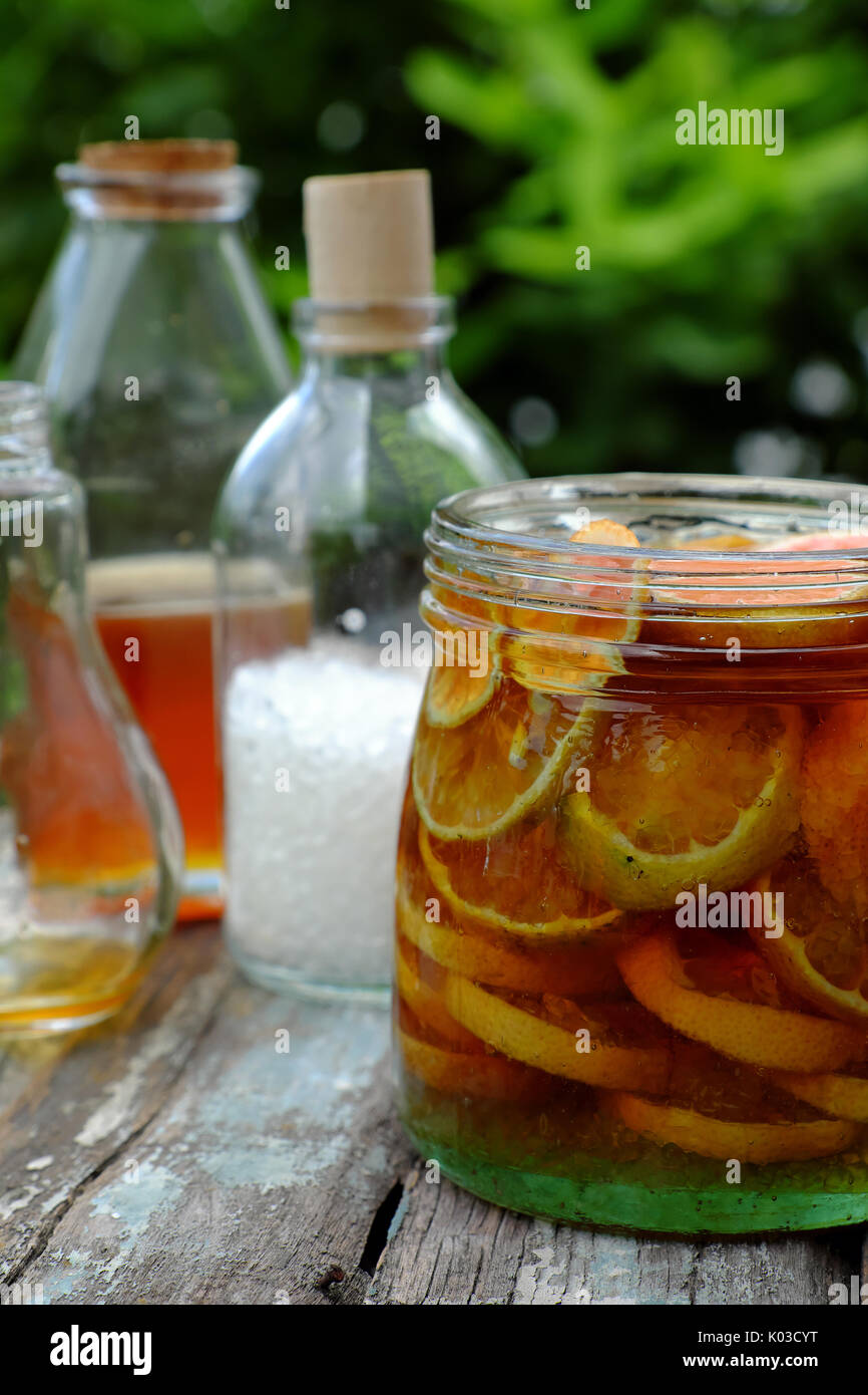 Organische Medizin Husten zu beheben, rosa Zitrone in Scheiben geschnitten mit Honig und Zucker candy für eine lange Zeit genießen Sie Natur Medizin im Gesundheitswesen machen können Stockfoto