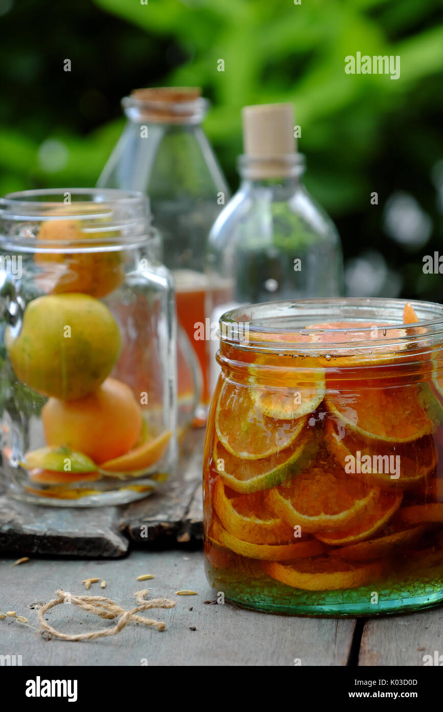 Organische Medizin Husten zu beheben, rosa Zitrone in Scheiben geschnitten mit Honig und Zucker candy für eine lange Zeit genießen Sie Natur Medizin im Gesundheitswesen machen können Stockfoto