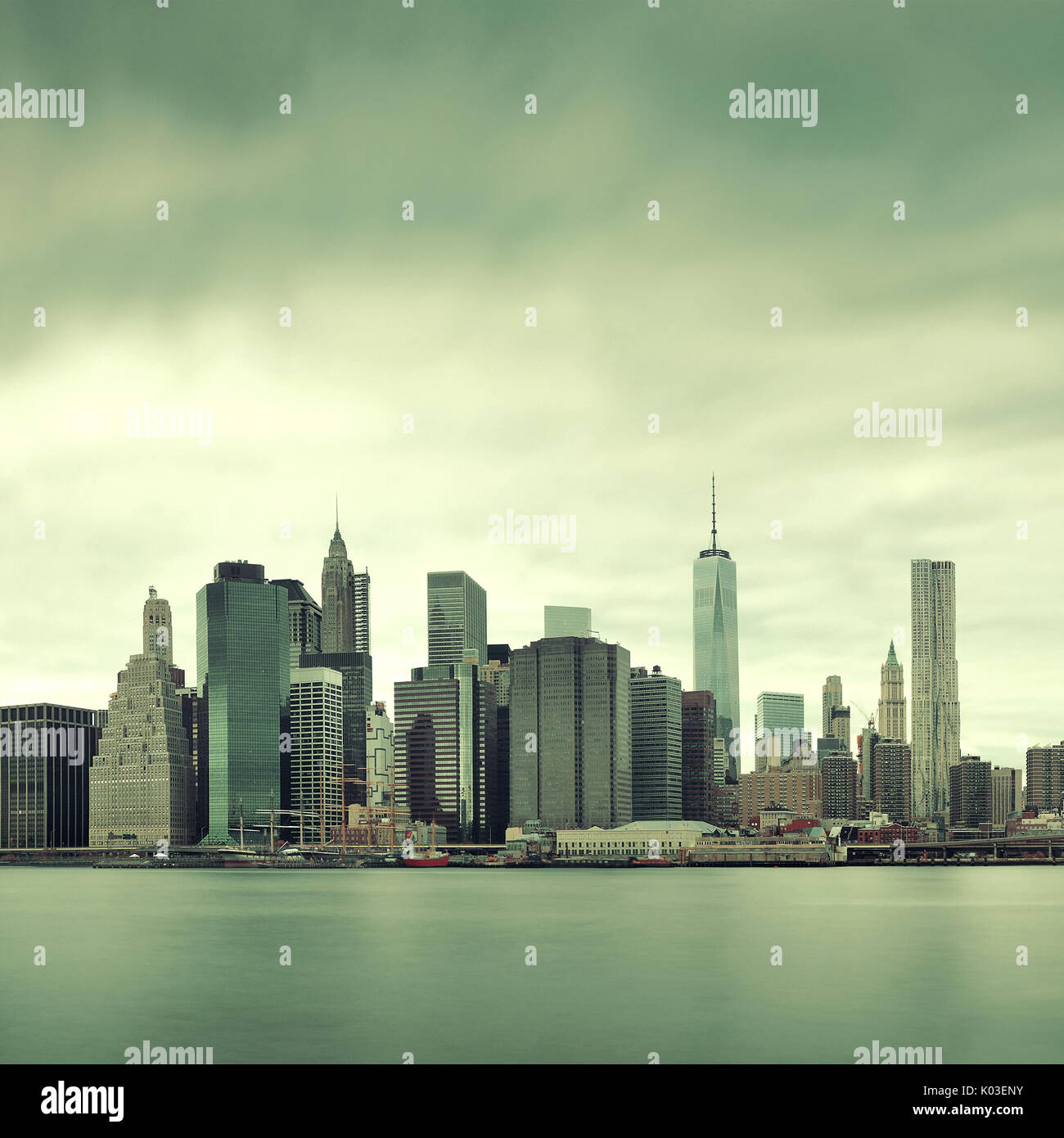 Manhattan Bankenviertel mit Wolkenkratzern über East River. Stockfoto