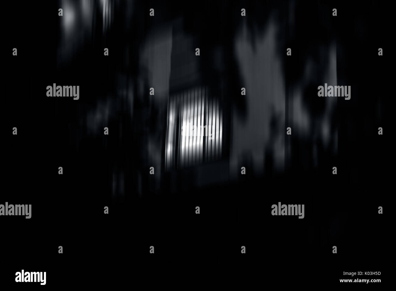 Vollmond in die dunkle Nacht, geschossen mit Motion blur Effekt berücksichtigt. Stockfoto