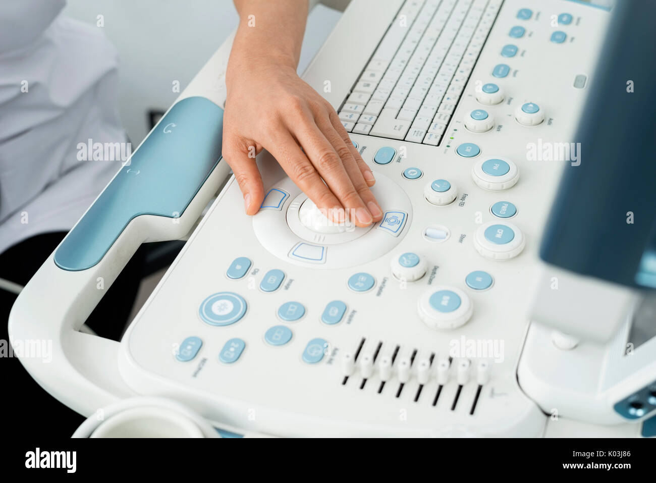 Arzt das Ultraschallgerät im Krankenhaus Stockfoto