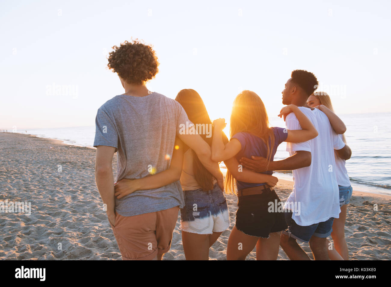Gruppe der happy Friends, die Spaß am Strand Stockfoto