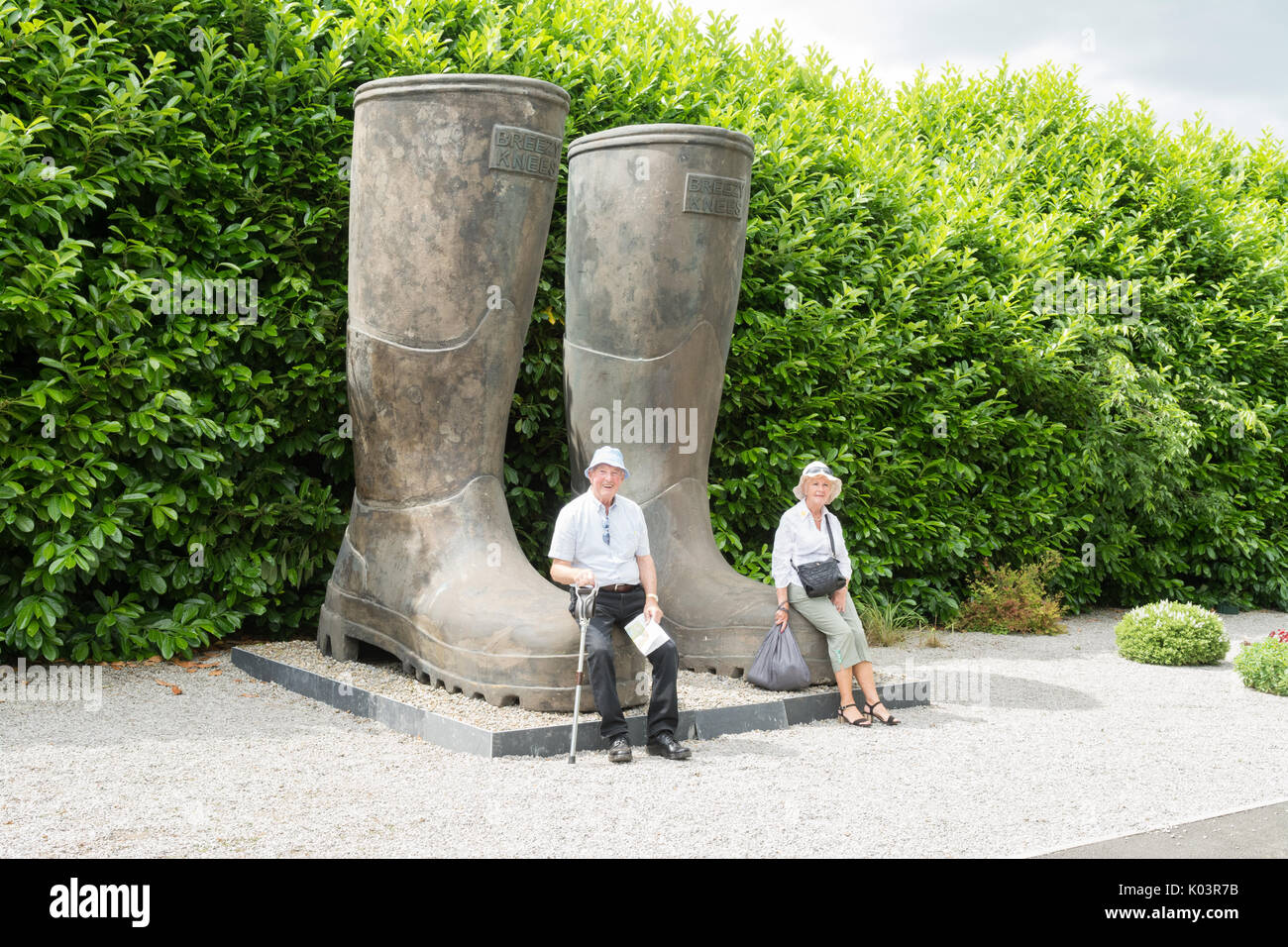 Ältere Paare besuchen Breezy Knie Gärten, York, England, Großbritannien Stockfoto