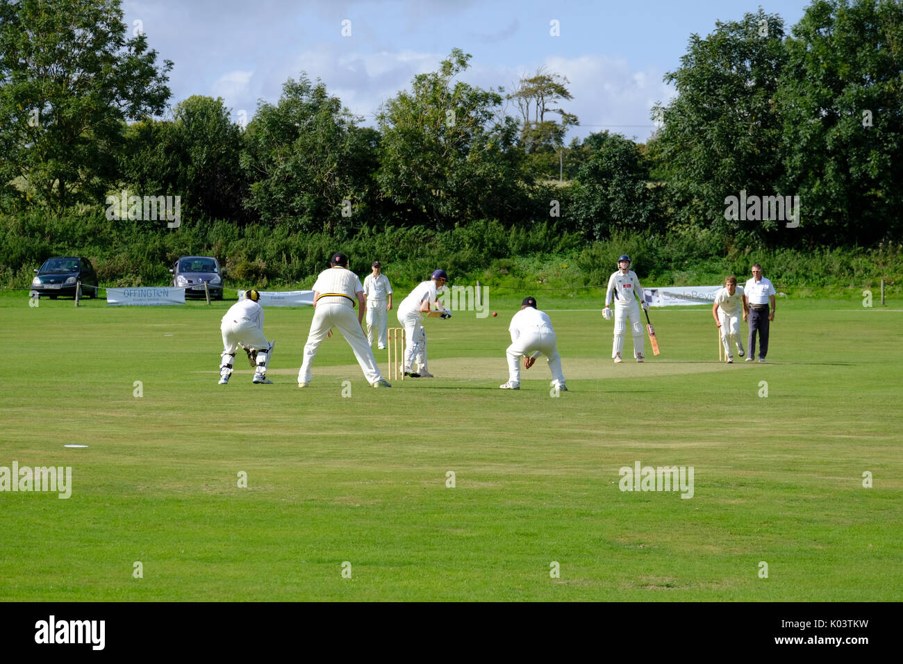 Cricket Match bei findon Village Cricket Club, West Sussex Stockfoto