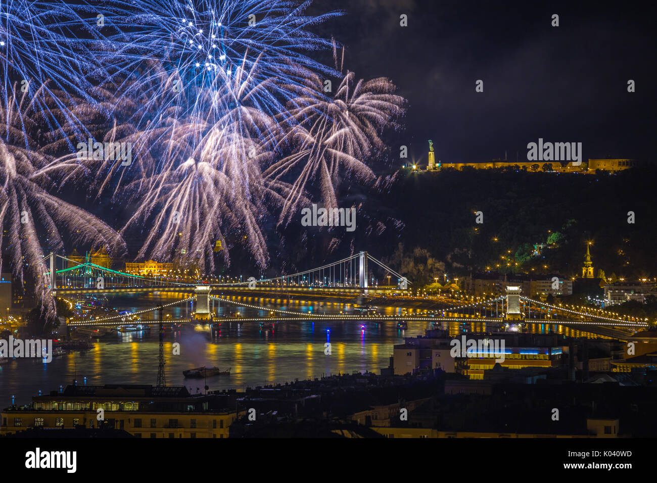 Budapest, Ungarn - Die schöne 20. August Feuerwerk über der Donau am St. Stephens day oder Stiftung Tag der Ungarn. Diese Ansicht enthält Stockfoto